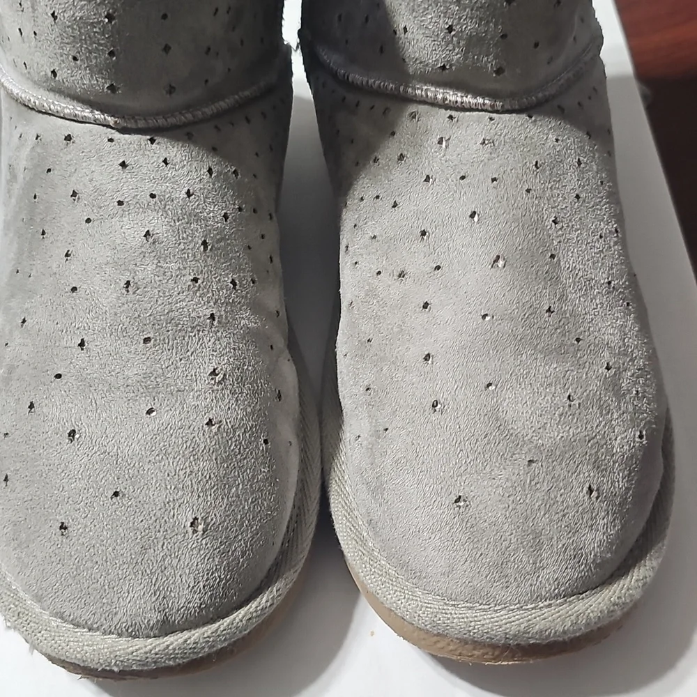 Eva & Zoe Cozy Gray Fur lined Women's Boots NWOT